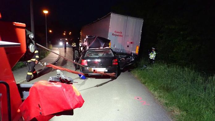 Šílená nehoda na vesnické cestě: Auto zmizelo pod kamionem