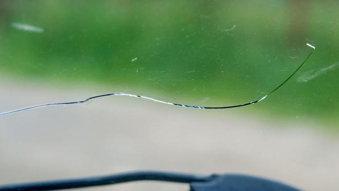 Prasklé čelní sklo je k vzteku. Chytré řešení prý umí prasklinám zabránit