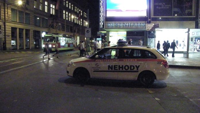 Opilý cizinec narazil tramvaje. Jako by si hrál na spidermana, popsal řidič