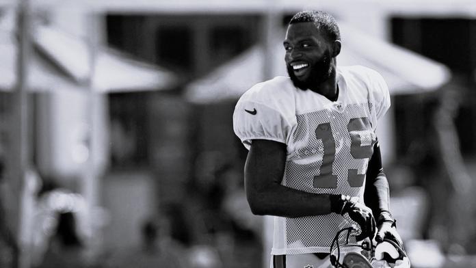 Na hlavu mu spadl ocelový trám. Bývalý hráč NFL zemřel na následky nehody