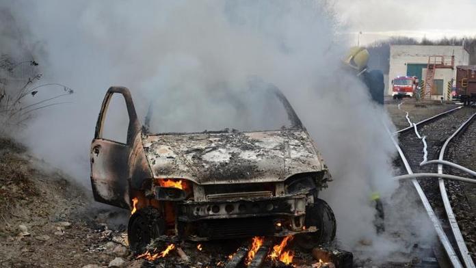 Ukradli ze sběrny auto, uvízli s ním na kolejích a zapálili ho!