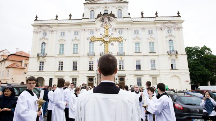 VELKÝ PŘEHLED: Jak velké pozemky si církev nárokuje v Česku. NAJDĚTE si váš kraj!