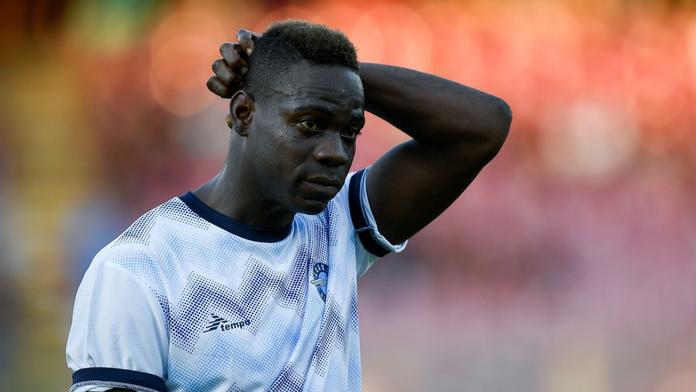 Úpadek bývalé velké hvězdy. Balotelli má namířeno do třetí španělské ligy