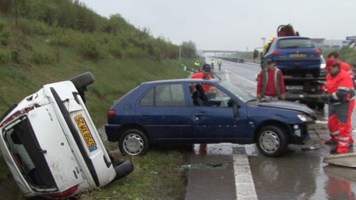 Dva lidé se zranili při srážce tří aut na Trutnovsku