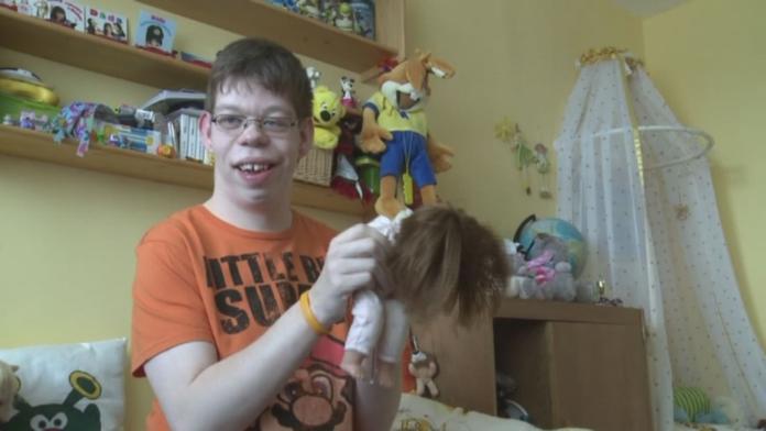 Vážně nemocnému Jakubovi uleví jen drahé lázně. Pojišťovna je ale odmítá platit