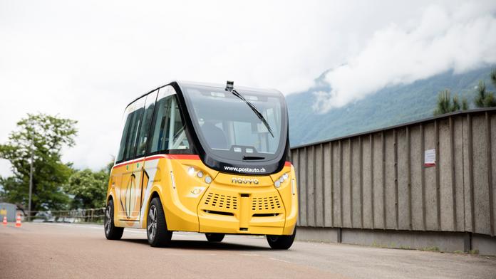 První autobus bez řidiče! Už jezdí po silnicích ve Švýcarsku