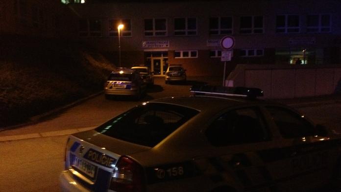 NAHLÁŠENÁ BOMBA vyhnala pacienty z Medic centra! Policisté evakuovali i čerstvě operované lidi!