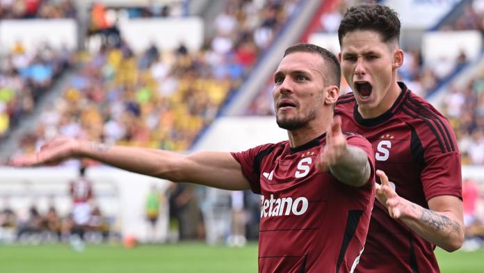 Fotbalisté Sparty Lukáš Haraslín (vpředu) a Martin Vitík
