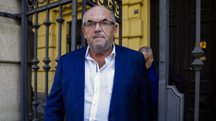 Někdejší první muž českého fotbalu Miroslav Pelta odchází od soudu