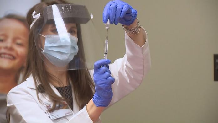 POZOR! Vakcína před koronavirem neochrání, chytit ho můžete i po očkování