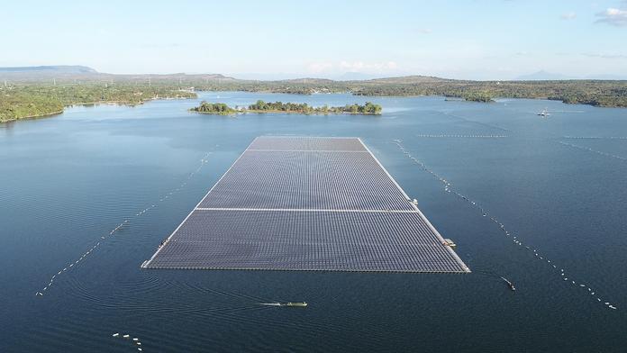 V Thajsku rostou gigantické hydrosolární elektrárny, mají pokrýt třetinu spotřeby energie