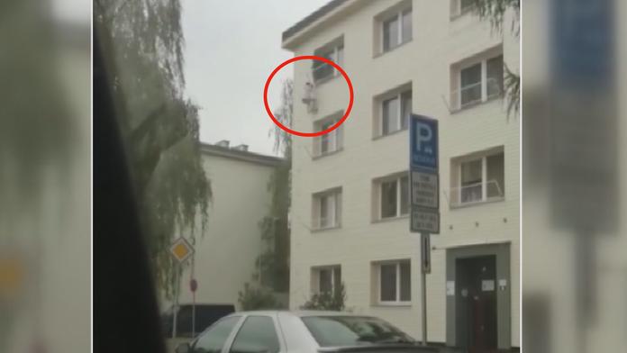 Pro rostlinu konopí vylezl muž do třetího patra po hromosvodu!