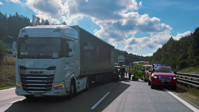 Vážná nehoda aut a kamionu zablokovala D1. Čtyři zranění, zasahoval vrtulník