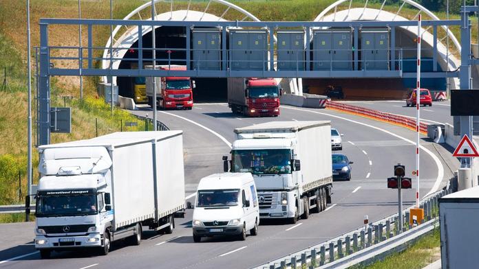 Konec dálničních známek? Auta by měla platit za ujetý kilometr