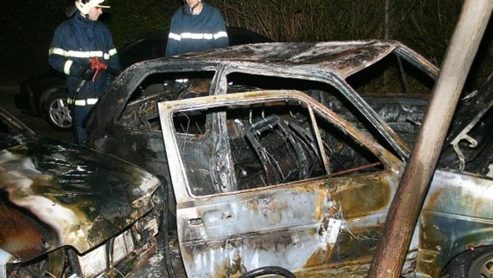 OBRAZEM: V Praze shořelo auto