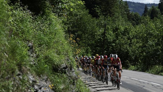 Hrůza na cyklistickém závodě. Důchodkyně vjela přímo do pelotonu