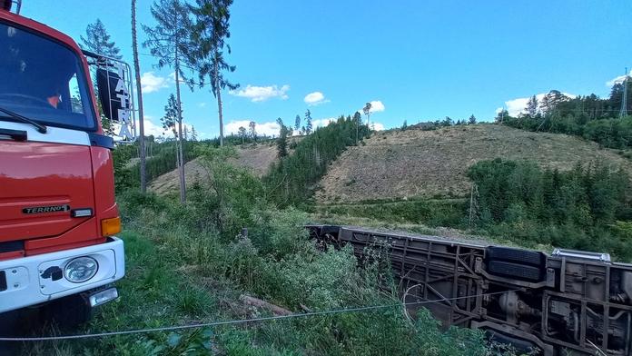 V Jihomoravském kraji se převrátil na bok autobus. Tři lidé se zranili