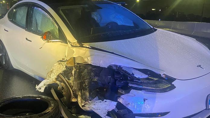 Už zase! Tesla v režimu autopilota rozmlátila další policejní auto