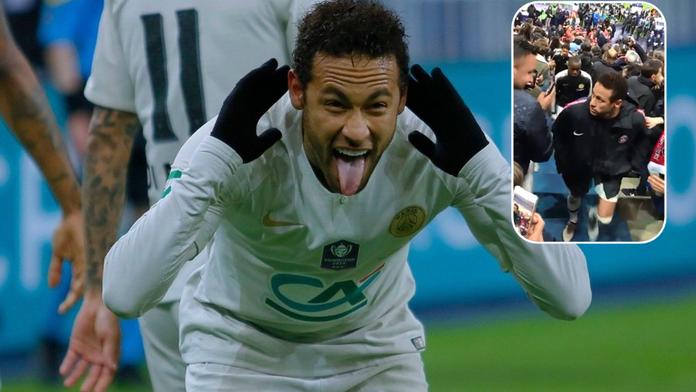 Neymar neunesl finálovou porážku, fanouškovi napálil pěstí! VIDEO