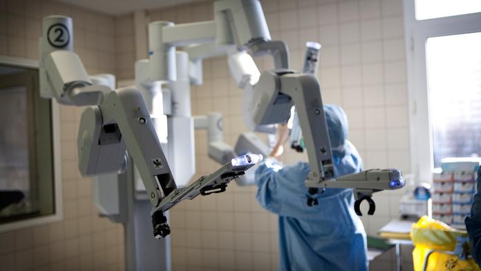 Roboti brzy nahradí chirurgy! Stroj poprvé operoval bez pomoci lidí