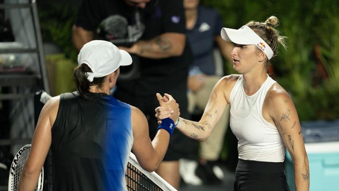 Markéta Vondroušová si podává ruku s Igou Šwiatekovou