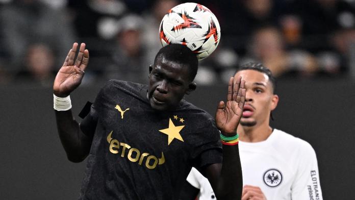 Slávistický bek El Hadji Malick Diouf v utkání Evropské ligy s Frankfurtem