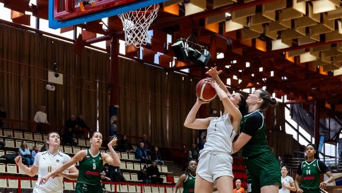 Duel basketbalistek mezi Levharticemi Chomutov (v bílém) a Ostravou