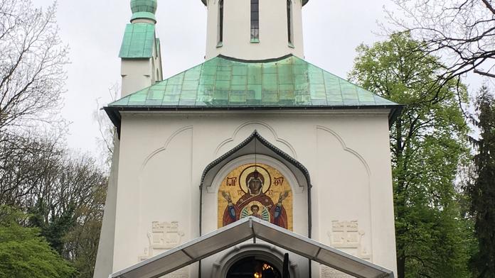 Vandal poničil pravoslavný kostel na Olšanských hřbitovech