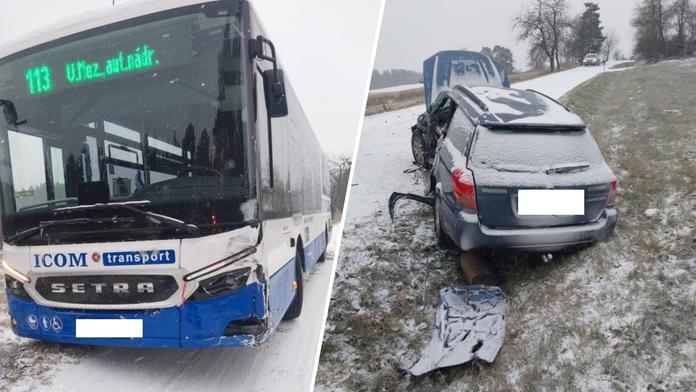 Nehoda autobusu na Žďársku. Zasahovalo pět záchranářských posádek