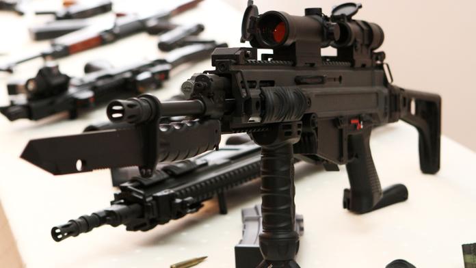 Policie v bytě našla 80 bomb a 29 zbraní