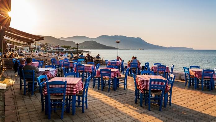 Krab a dva drinky v Řecku za téměř 15 tisíc. Turistka žaluje restauraci