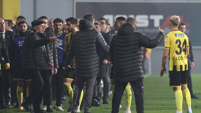 Fotbalisté Istanbulsporu předčasně opouštějí hřiště