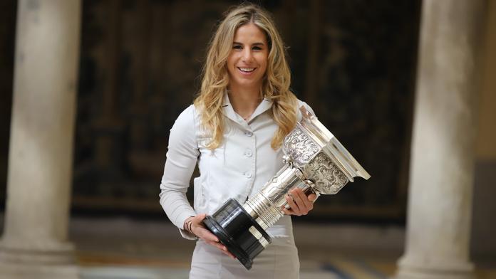 Ester Ledecká má trofej Evropské unie