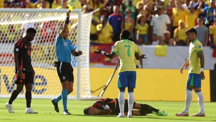 Teatrální pád a tvrdý faul. Vinícius bude Brazíli chybět v klíčovém duelu