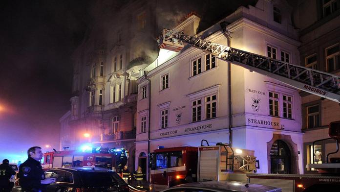 Restauraci v centru Prahy pohltily plameny. Škoda je přes 2 miliony