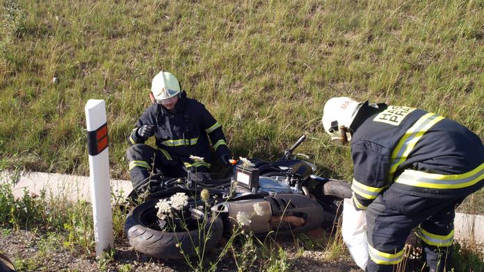 Motorkář se zabil u Chomutova, řidič toyoty u Tábora