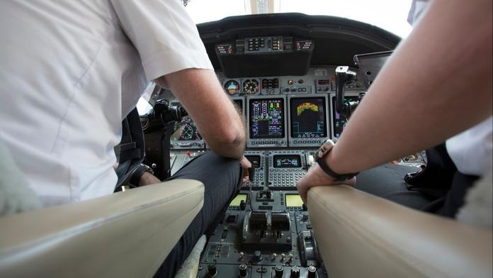 Falešný pilot vozil cestující po Evropě. Možná jste s ním na dovolenou letěli i vy