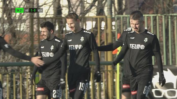 VIDEO: Chyba jak z okresního přeboru! Obránce daroval soupeři gól