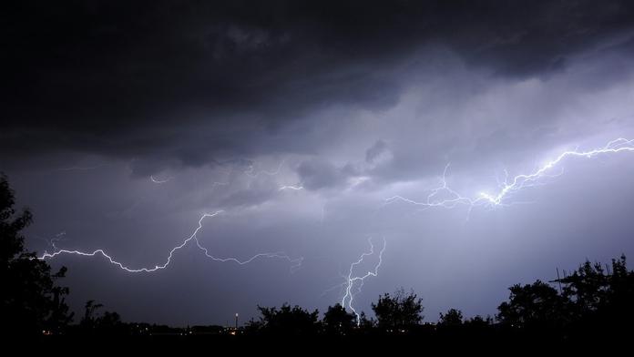 Blíží se silné bouřky. Meteorologové řekli, kdy vystřídají pekelná vedra