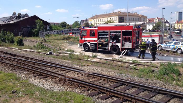 Na nádraží ve Veleslavíně hoří. Při hašení se zranili dva hasiči