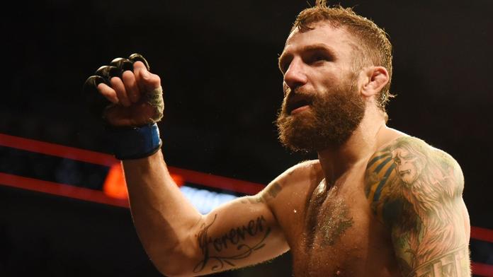 Opilý UFC zápasník se zranil při pokusu vlézt do klece, byl vyveden policií