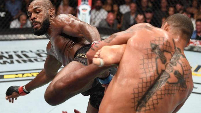 Jones dál zůstává šampionem UFC. Rozhodl ale jen jediný bod!