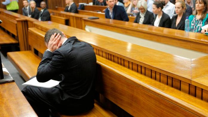 Pistorius se u soudu zhroutil. Právník v tu chvíli mluvil o poškození mozku