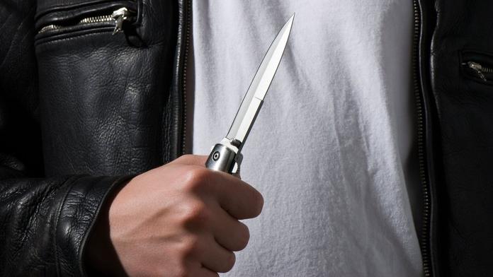 Tomáše za bílého dne napadli útočníci. Před očima 3leté dcery na něj vytáhli nůž