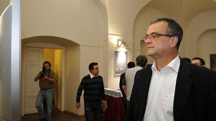 Sněmovna rozhodne o Kalouskových škrtech. Uspěje vláda?