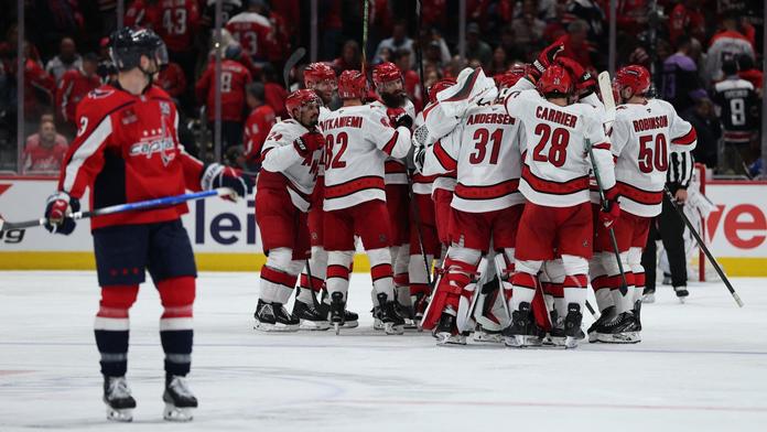 Noc plná obratů. V prvních duelech série slaví Carolina a Edmonton