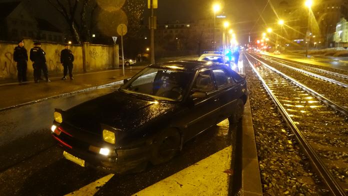 Divoká honička v Praze: Boural zloděj a po něm i policisté