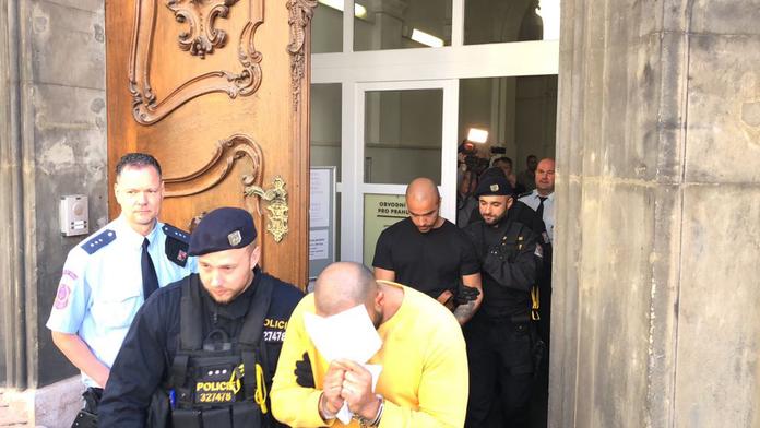 Dva cizince obžalovali z pokusu o vraždu číšníka. Hrozí jim až 18 let