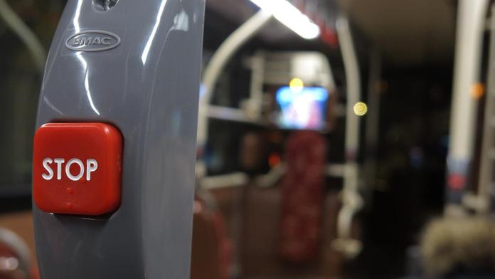 Agresorka v autobuse ohrožovala ženu s dítětem. Útočila nůžkami!