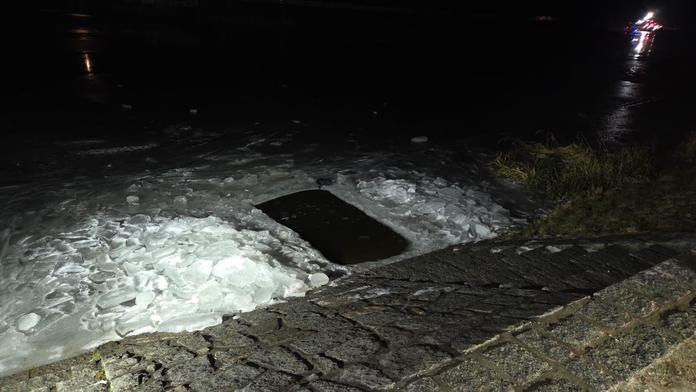 Narušení ledové plochy způsobené střechou policejního vozu